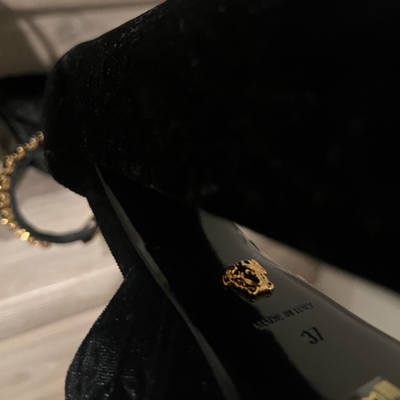 Versace Black Medusa Aevitas 37EU / 7US Heel - Picture 8 of 11